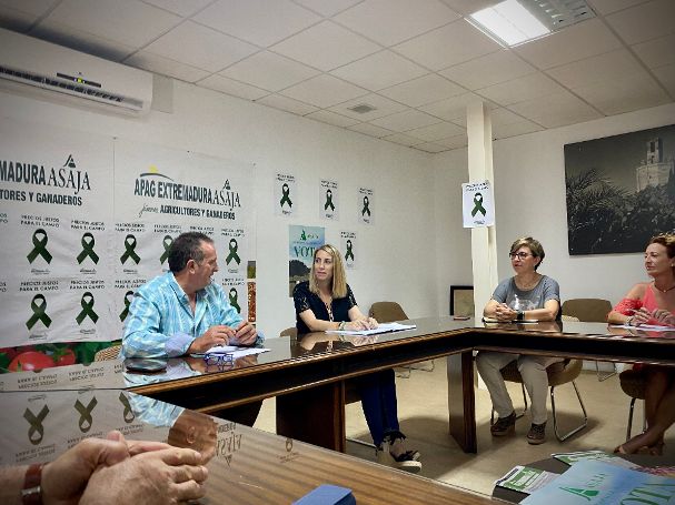 La líder del PP María Guardiola aboga por “pisar el terreno” y defender el campo extremeño