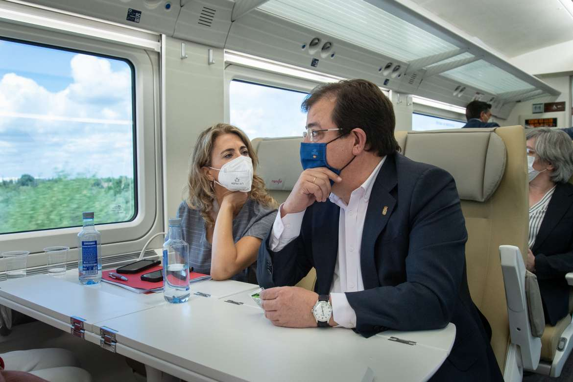 La presión social obliga a Pedro Sánchez y a Vara a visitar los incendios y dejar el viaje en tren en segundo plano