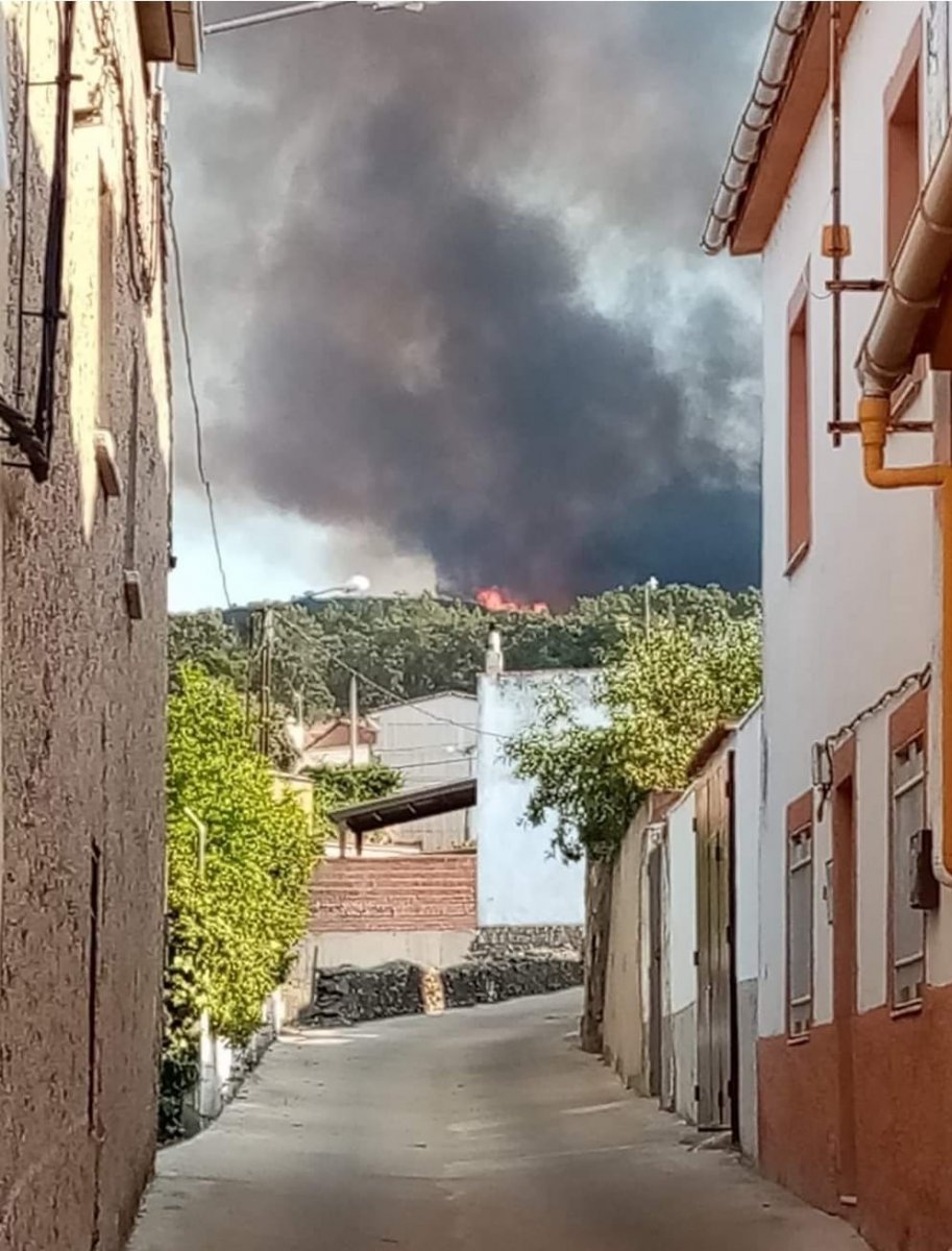 Declarado el nivel 1 de peligrosidad en un incendio en Santa Cruz de Paniagua