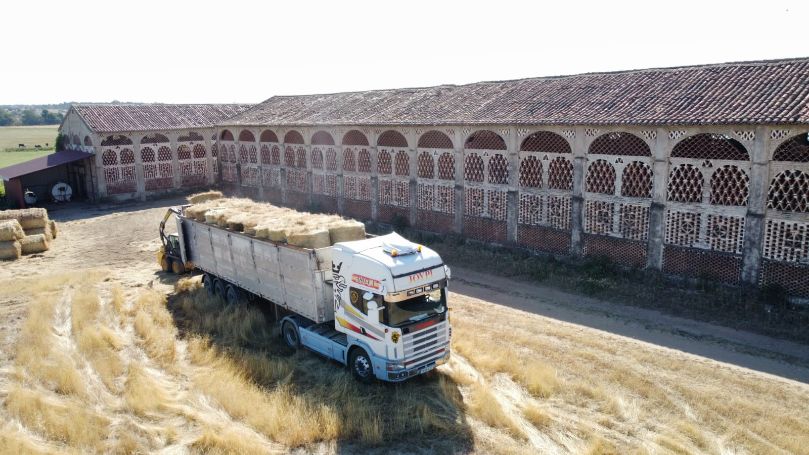 Casas de Miravete recibe 20.000 kilos de heno para los ganaderos afectados por el incendio