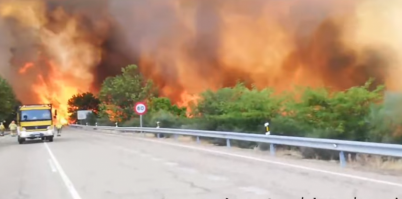 Medios aéreos y terrestres tratan de frenar el virulento incendio de Monfragüe