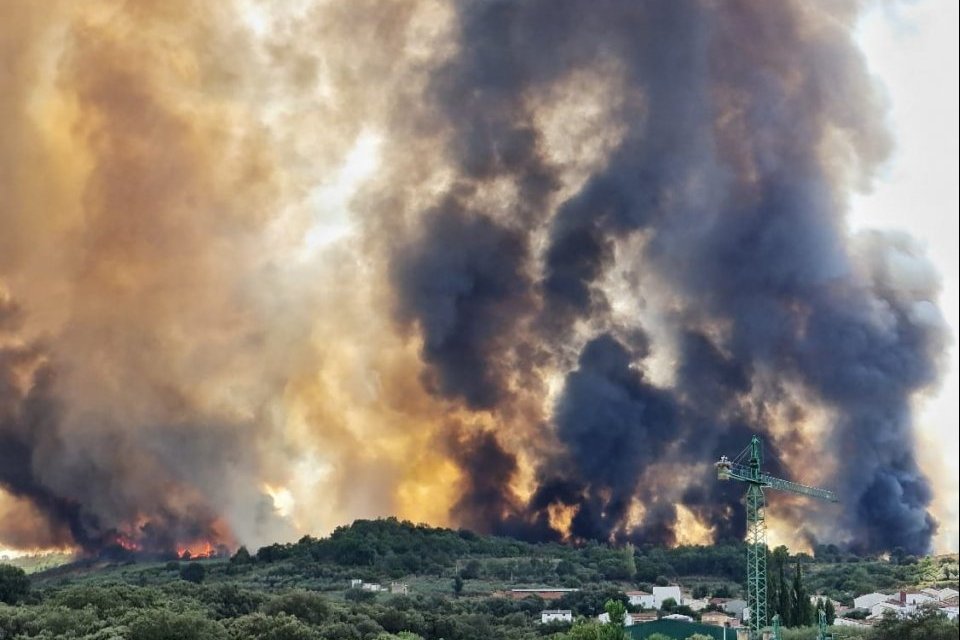 El intenso calor reactiva el incendio forestal de Santa Cruz de Paniagua