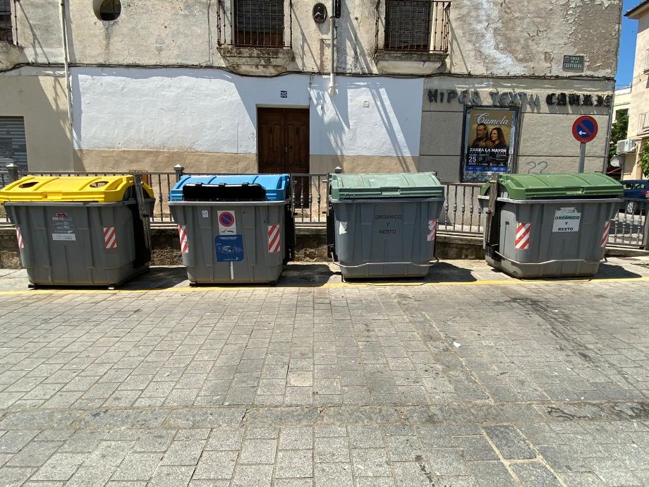 Prohibido tirar basura en los contenedores de Coria antes de las ocho de la tarde
