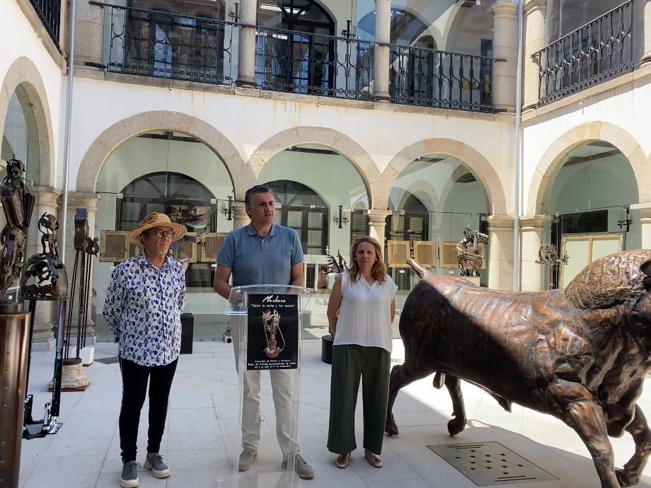 El Ayuntamiento de Coria acoge una exposición de obras del artista local Machaco