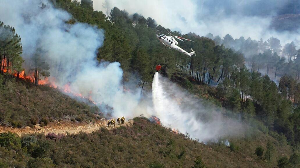El incendio de Las Hurdes sigue fuera de control y más de 170 efectivos luchan para frenar el desastre