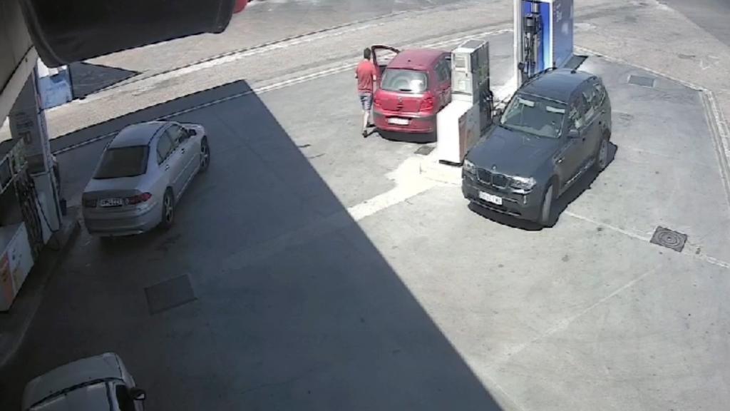 VIDEO: Reposta en varias gasolineras 243 euros, se fuga sin pagar y conduciendo sin carnet