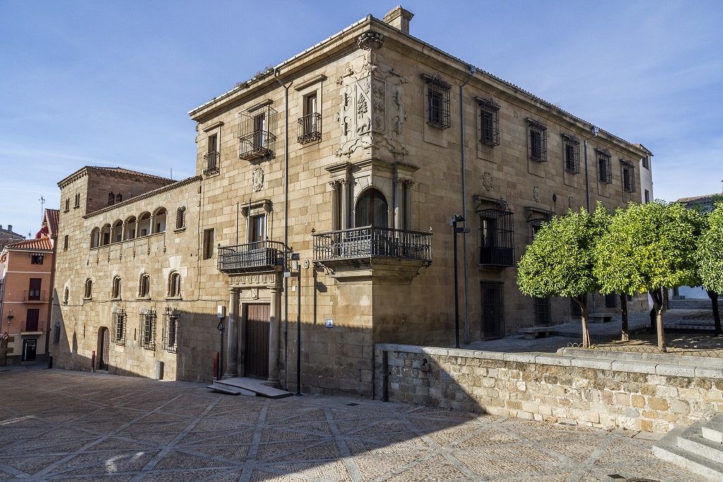 La Cámara de Comercio de Cáceres apoya que la Casa del Deán de Plasencia se convierta en hotel
