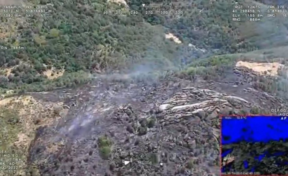 El incendio en el Valle del Ambroz evoluciona de forma favorable aunque preocupan las rachas de viento