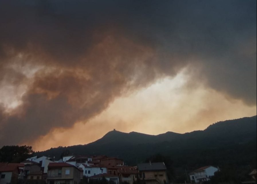 El incendio forestal de Santibáñez obliga a evacuar a los vecinos de Torre de Don Miguel