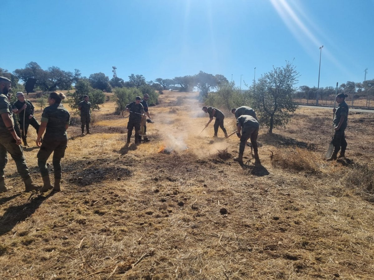 Los bomberos de Badajoz instruyen a militares en labores logísticas contra incendios
