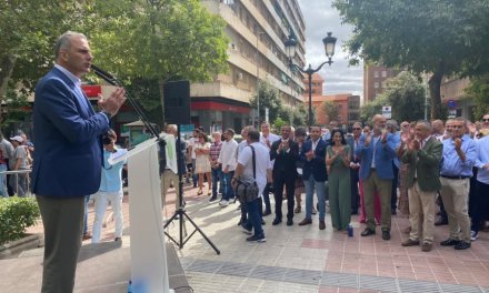 Dos mujeres interrumpen a Ortega Smith en la inauguración de la sede de Vox en Cáceres