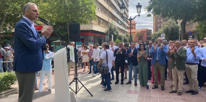 Dos mujeres interrumpen a Ortega Smith en la inauguración de la sede de Vox en Cáceres