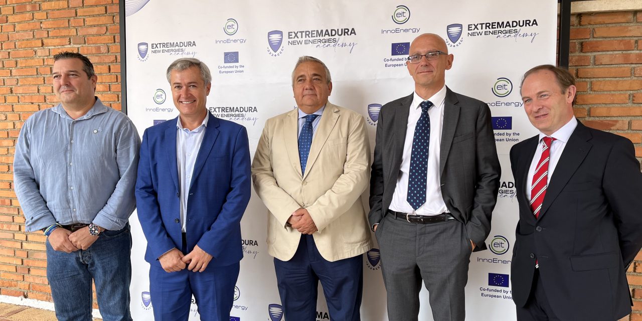 Extremadura New Energies da por hecho que abrirá la mina de Cáceres en un acto con Manuel Parejo y Andrés Licerán