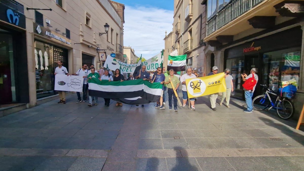 Más de un centenar de manifestantes protesta en el Día de Extremadura por la colonización energética y el tren de la región