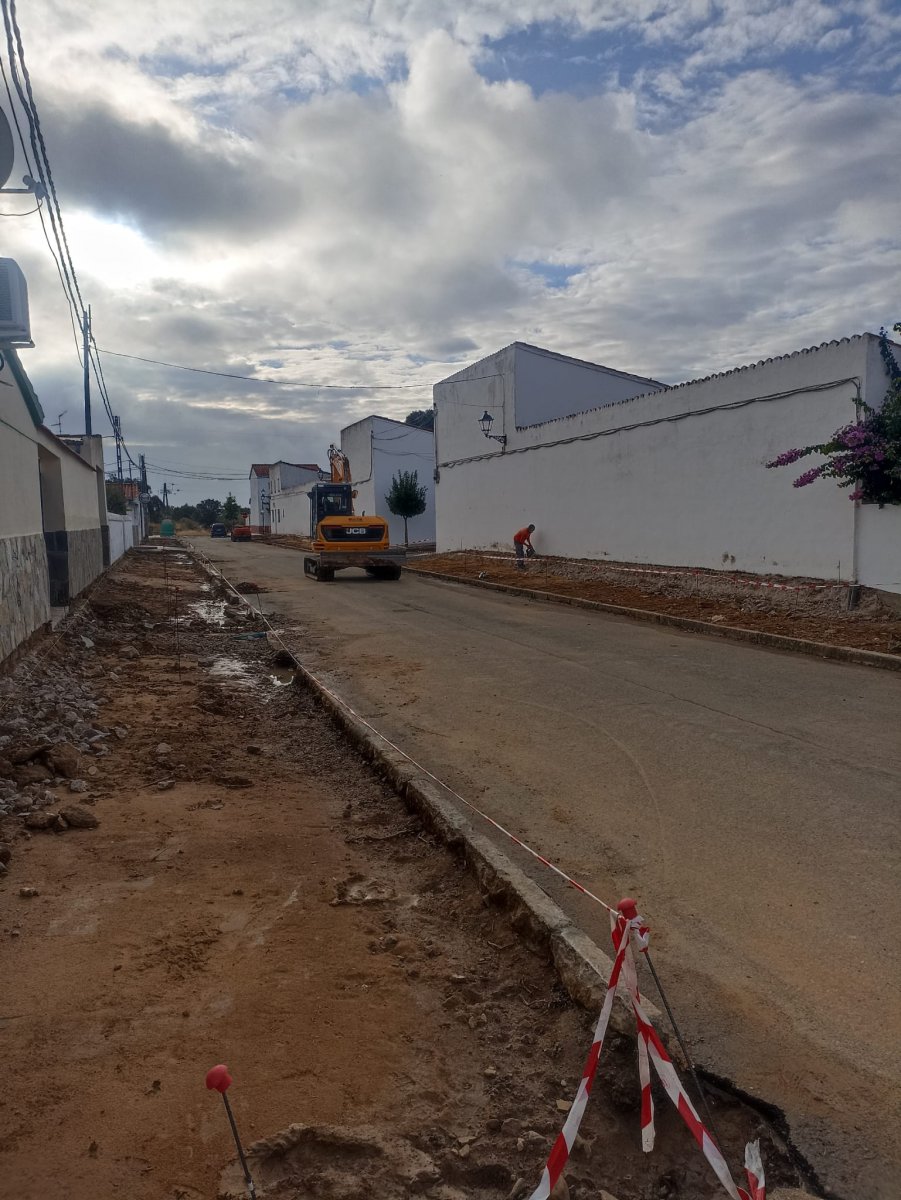 Arrancan las obras para mejorar las aceras y el pavimento de las calles de Puebla de Argeme