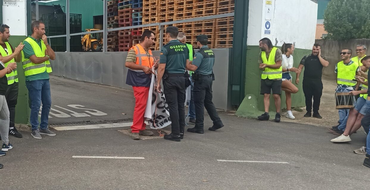 La Guardia Civil detiene a dos manifestantes que protestaron a las puertas de Acenorca