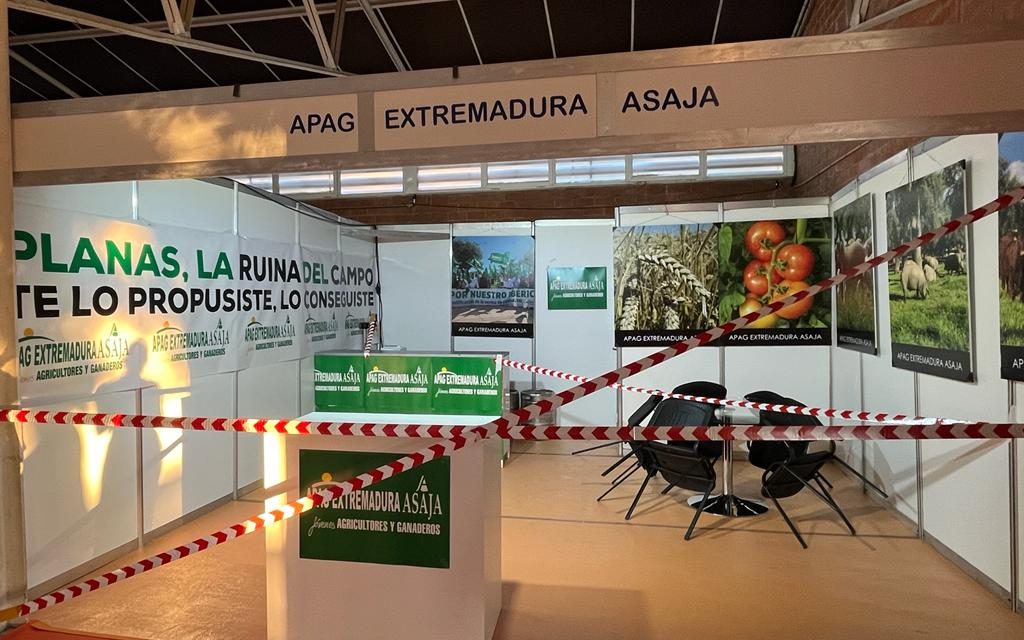 APAG Extremadura Asaja cierra su estand en Zafra para protestar por las políticas del Ministro de Agricultura