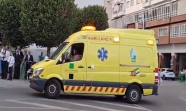 Un empleado de Ambuvital convierte la ambulancia en coche nupcial para trasladar a una pareja de recién casados