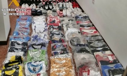Intervenidas más de 100 prendas falsificadas puestas a la venta en un puesto ambulante