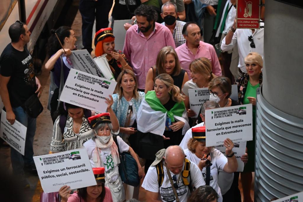 Los extremeños plantan cara en Madrid y piden a las puertas del Congreso un tren digno