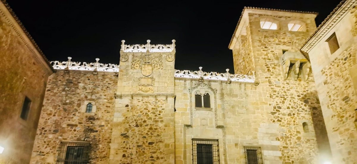 Cáceres estrena iluminación ornamental de eficiencia energética en más monumentos