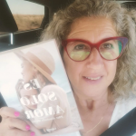 «Es solo amor», el libro de Pilar Almohalla que narra la historia de dos mujeres en la Extremadura de los 80