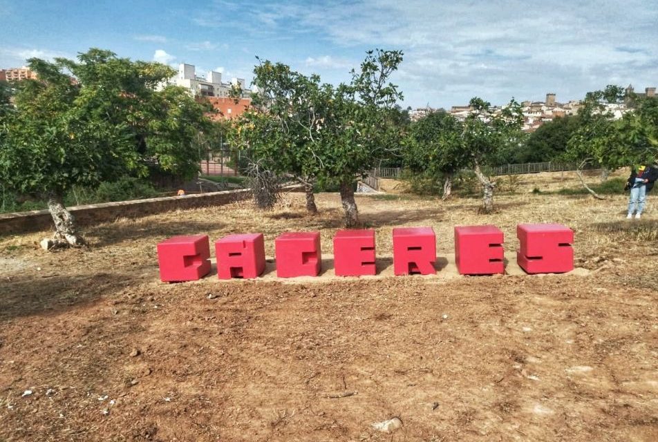 El mirador de Fuente Fría nuevo escenario para fotografiar las letras rojas de Cáceres