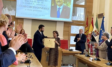 Cáceres reconoce la figura de César García González con el nombramiento de hijo predilecto a título póstumo