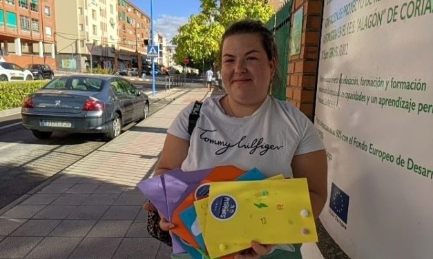 Una joven emprendedora de Moraleja crea postales dedicadas a las mamás que dan a luz en Coria