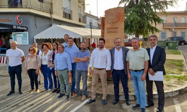Inaugurado el monolito que reconoce la importancia del sector artesanal de Torrejoncillo