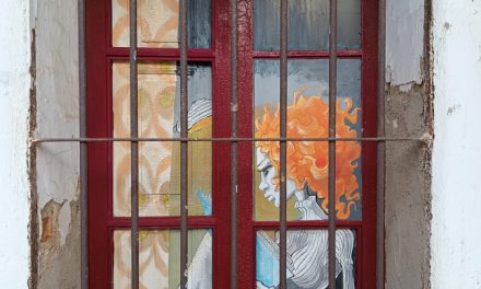 Arte para restaurar puertas y ventanas deterioradas en las calles de Moraleja