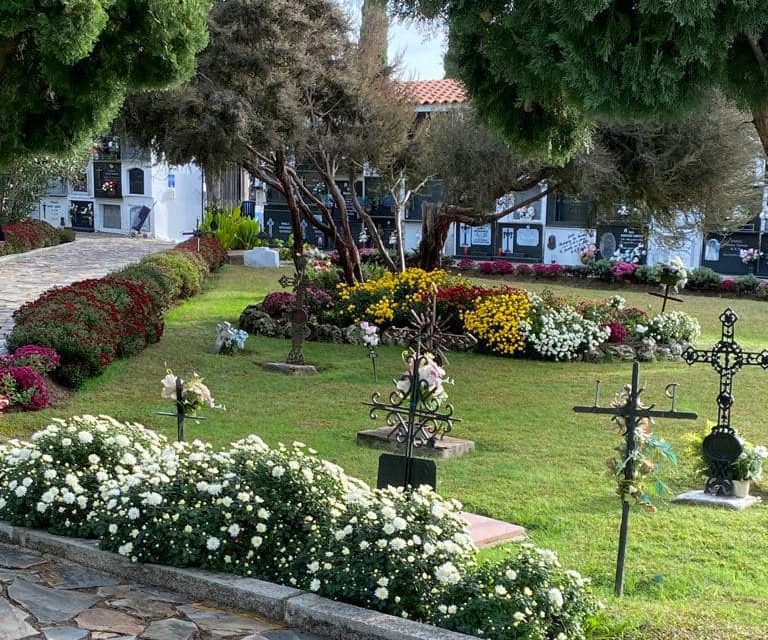 El cementerio de Moraleja muestra su lado más colorido con motivo de Todos Los Santos