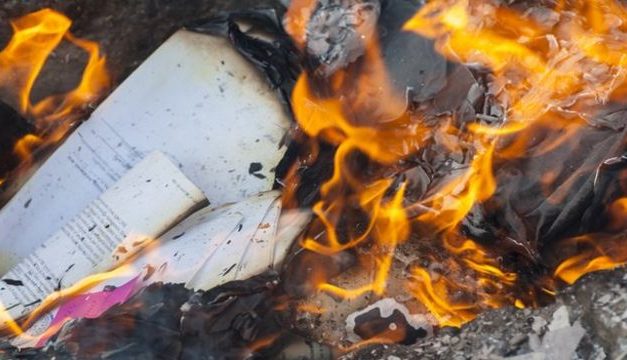Un hombre de 80 años sufre quemaduras en la cara por un incendio en una papelería
