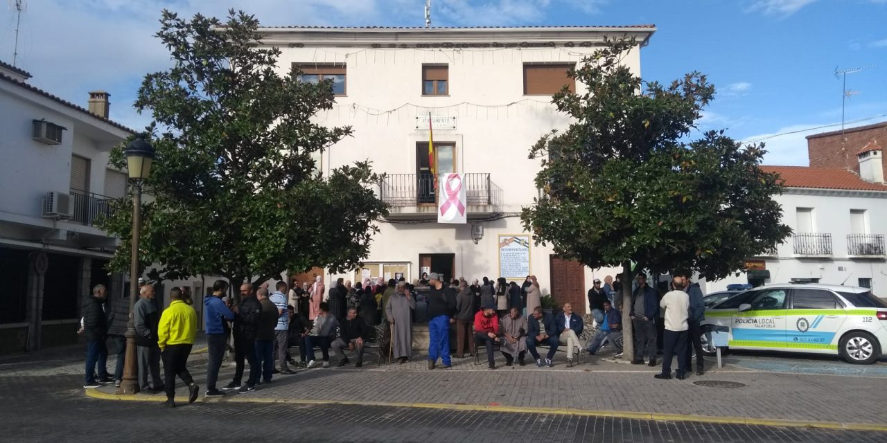 Ciudadanos de origen magrebí se concentran en Talayuela en solidaridad con su líder espiritual expulsado de España