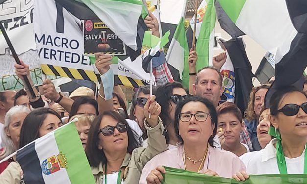 APAG se manifiesta en contra el macrovertedero a las puertas de la Asamblea de Extremadura