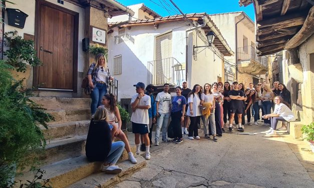 Estudiantes de distintos países visitan Torre de Don Miguel para aprender sobre turismo