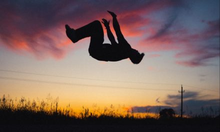 El Espacio Joven de Moraleja se convierte en escenario de un taller de saltos acrobáticos