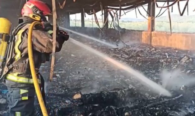 Nueve niños atendidos por inhalación de humo tras incendiarse una vivienda