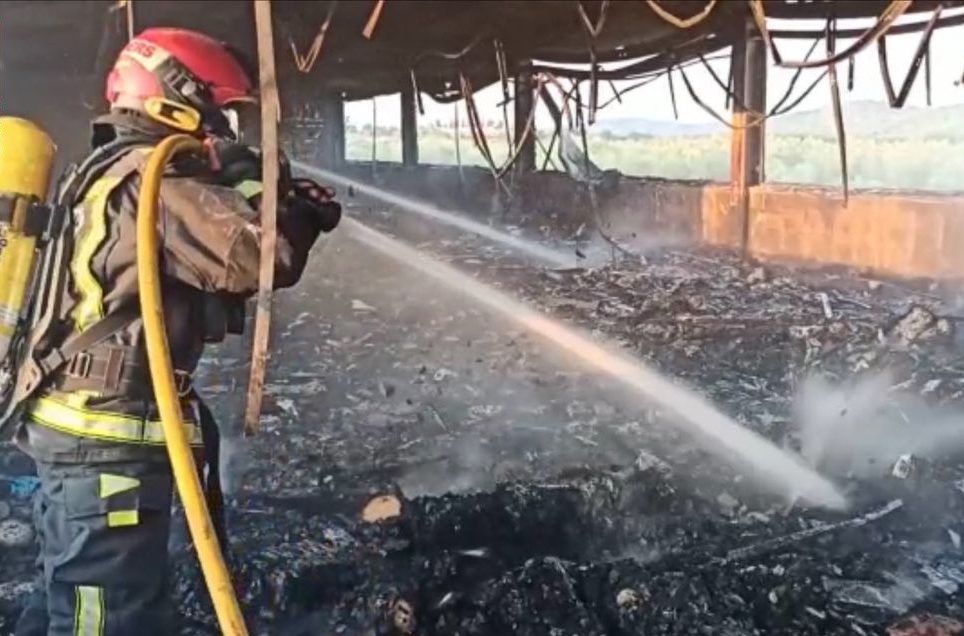 Nueve niños atendidos por inhalación de humo tras incendiarse una vivienda