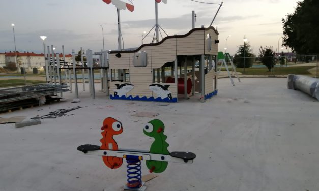 Comienzan a tomar forma los ocho parques infantiles que se están remodelando en Navalmoral