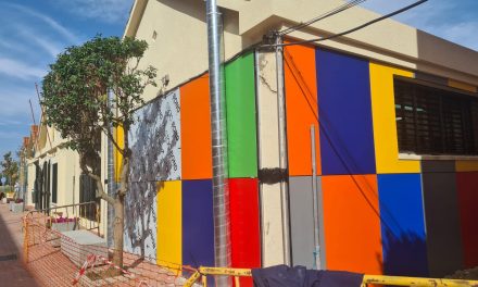 Así es la nueva fachada moderna y multicolor de la Escuela Infantil Colorines de Moraleja