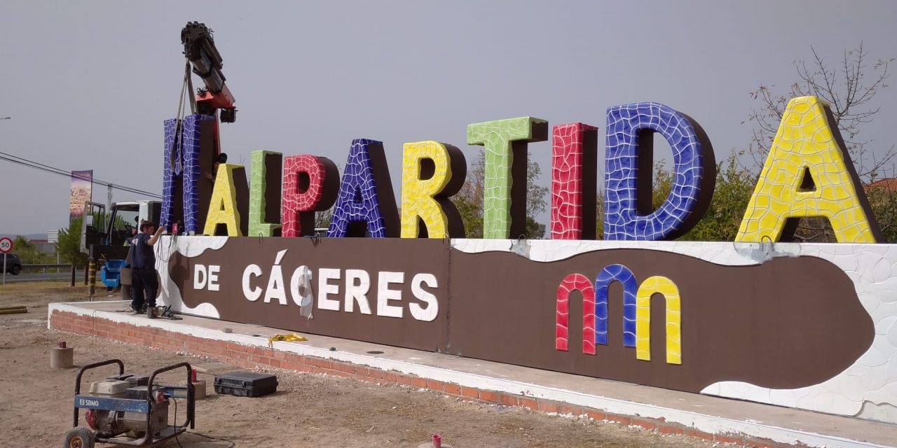 Malpartida de Cáceres estrena letras gigantes promocionales en la entrada del municipio