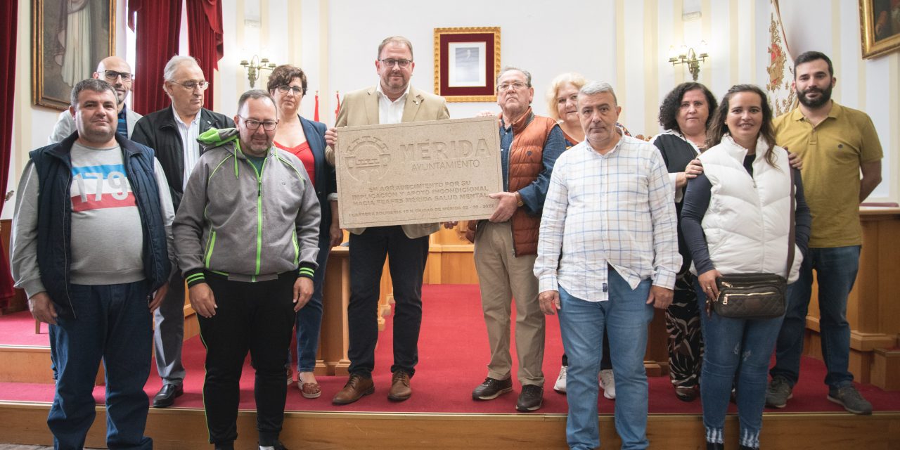 FEAFES Mérida entrega una placa en agradecimiento por la labor del ayuntamiento con la entidad y el Tercer Sector