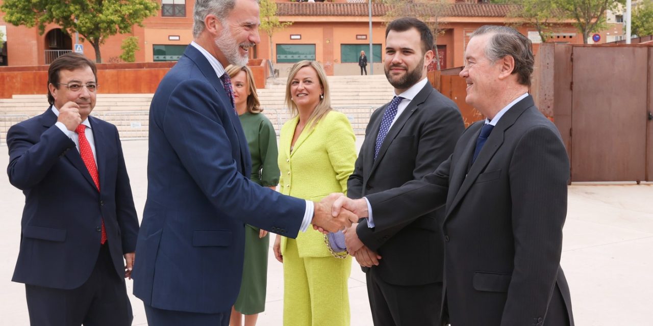Felipe VI ensalza en Cáceres la labor de las empresas familiares que son la base del tejido empresarial europeo