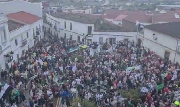 Salvatierra de Los Barros se echa a la calle para protestar en contra del macrovertedero