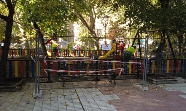 El área de juegos infantiles del Paseo de Cánovas estará cerrado para mejorar el solado