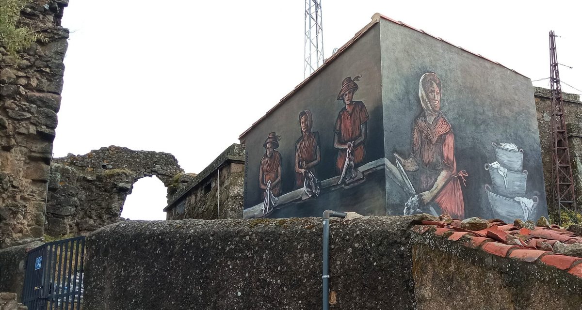 Un mural artístico homenajea a las lavanderas de Santibáñez el Alto