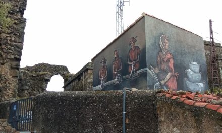 Un mural artístico homenajea a las lavanderas de Santibáñez el Alto