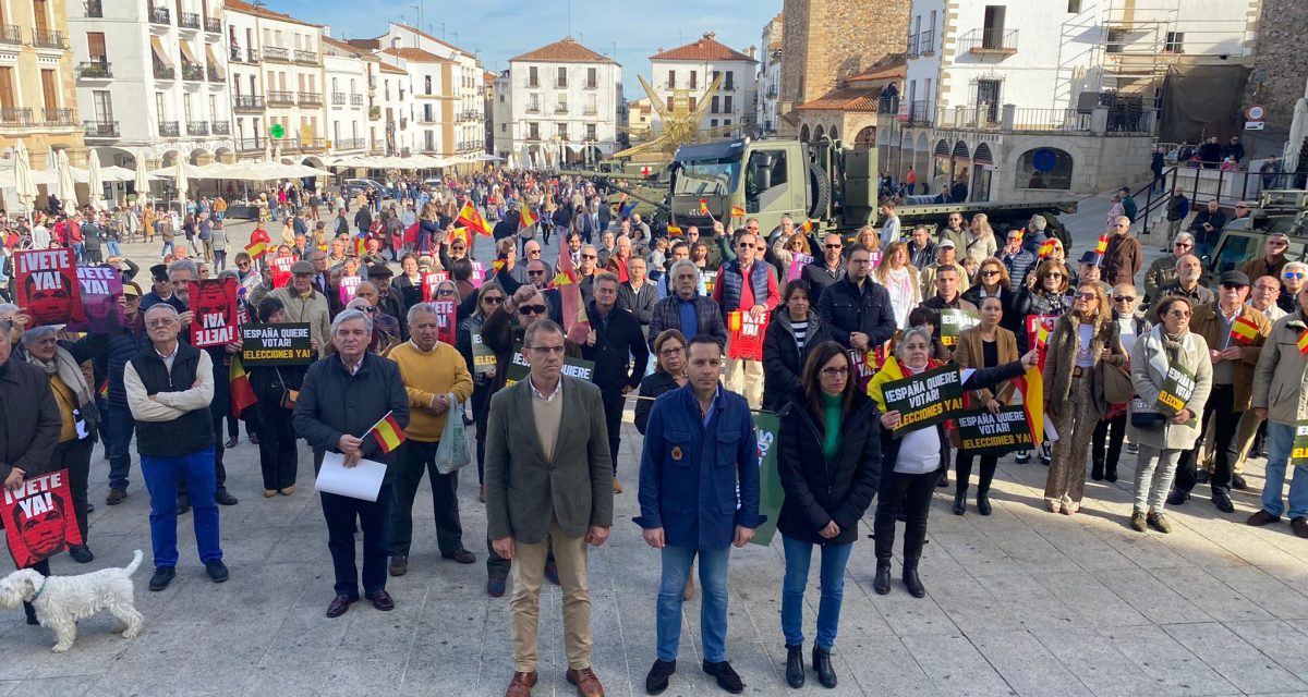 VOX reúne en Cáceres a 500 personas para exigir la dimisión de Pedro Sánchez
