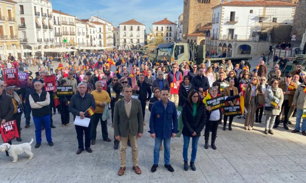 VOX reúne en Cáceres a 500 personas para exigir la dimisión de Pedro Sánchez